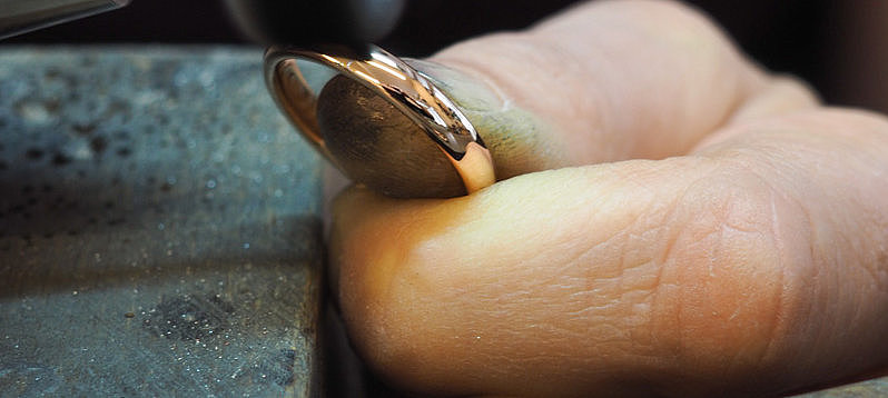 Die Politur eines Ringes in der Goldschmiede Werkstatt
