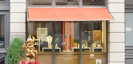 Schmuckgeschäft mit herbstlicher Dekoration in Ulm.