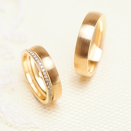 feine Goldringe mit einem Memoire zur Hochzeit