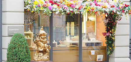 Schmuckgeschäft mit Blumendekoration im Frühling.